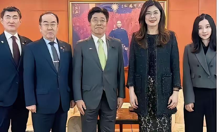 快讯！
1月16日，台媒报道称国民党主席郑丽文日前与日本右翼代表隅修三会面。这一