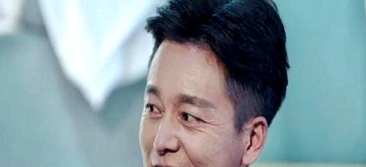2001年，刘奕君的妻子嫌他整日不着家，还赚不到钱。
那时候他自己还住地下室啃着