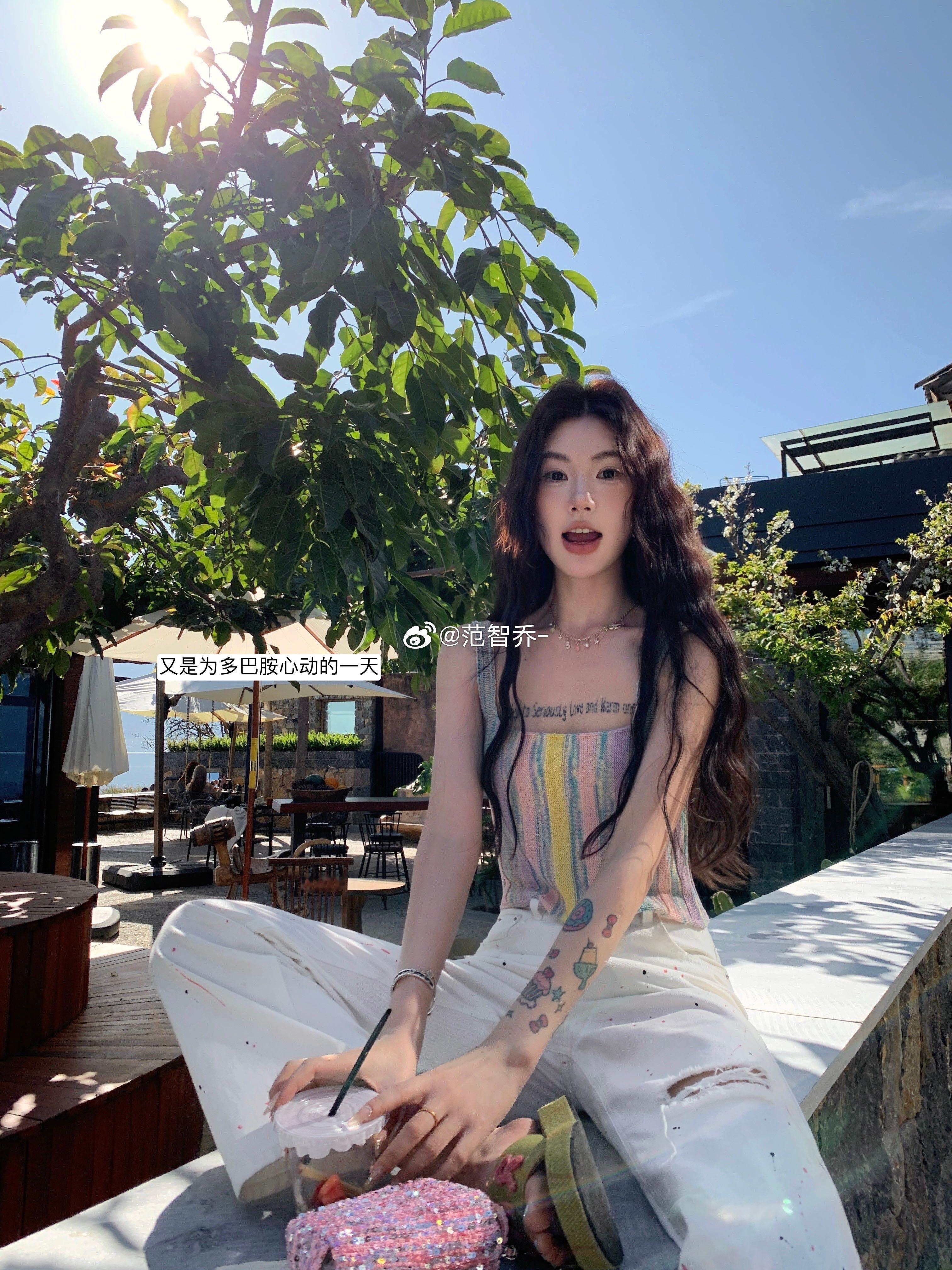 🌈：幸运传递给你们四种异色纱线 同亮丝交纵混织 制造多巴胺 喜欢的举举手 啾✌