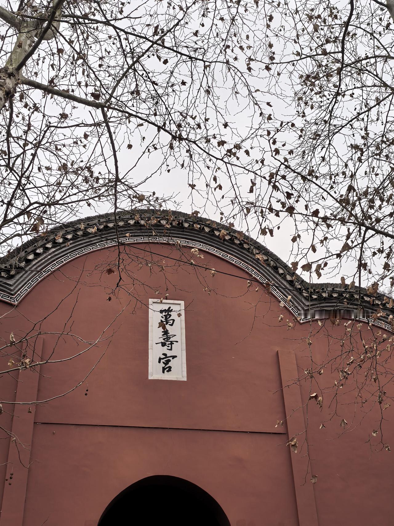 我不太懂画。但前几年曾经热衷于集邮。记得80年的猴票很火。
但并不知道它的作者是