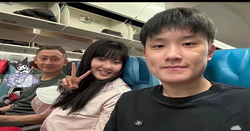 张本一家再度启程，目的地是中国成都。张本宇带着女儿张本美和与儿子张本智和同机抵达