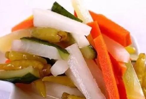 四川泡菜的制作方法！1、白萝卜、胡萝卜分别洗净，沥干，切成条状。2、坛中倒入大半