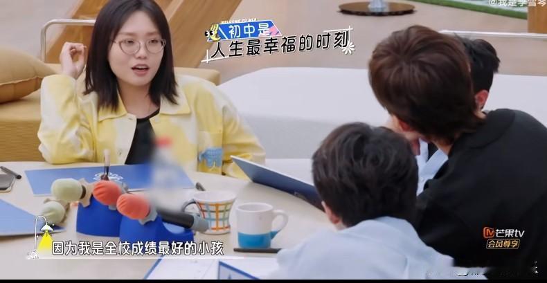李雪琴说：

“初中是我人生的高光时刻，因为我是全校学习最好的学生，老师和同学都