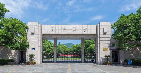 这所学校就是由浙江大学和杭州市人民政府联合打造的——浙大城市学院。
很多同学一听