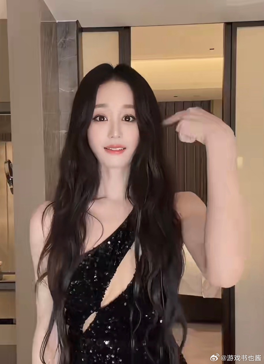 海陆变样了，演员海陆因近期发布的手势舞视频与早年“紫薇”形象反差巨大，舆论围绕她
