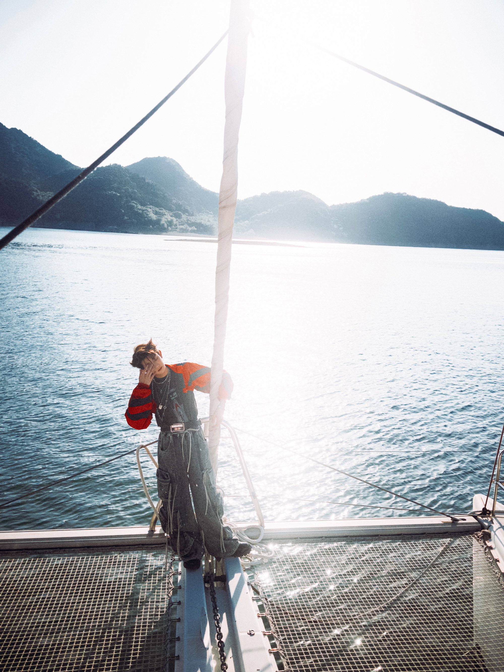 三月的尾巴，在游艇网兜上拍的这组花絮图太有春天的感觉了！阳光、海风、少年，专辑《
