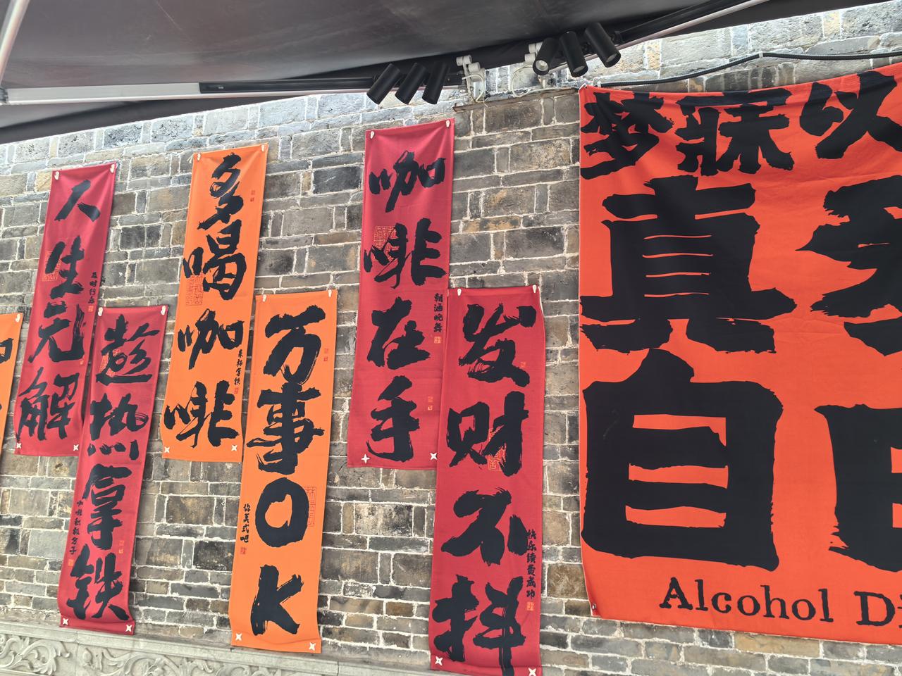 所有的山穷水尽都藏着峰回路转。

人生就是这样，以为穷途末路，哭泣失望痛苦，以为