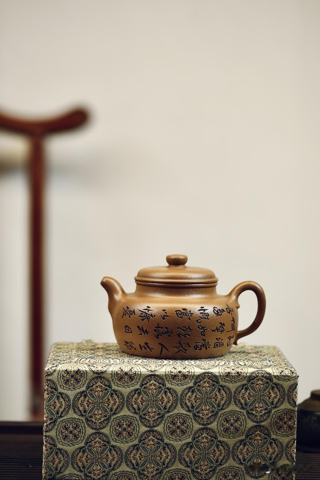 手里有1万块，买紫砂壶是交智商税还是真捡漏？
很多人问我：“我想买个能传家的壶，