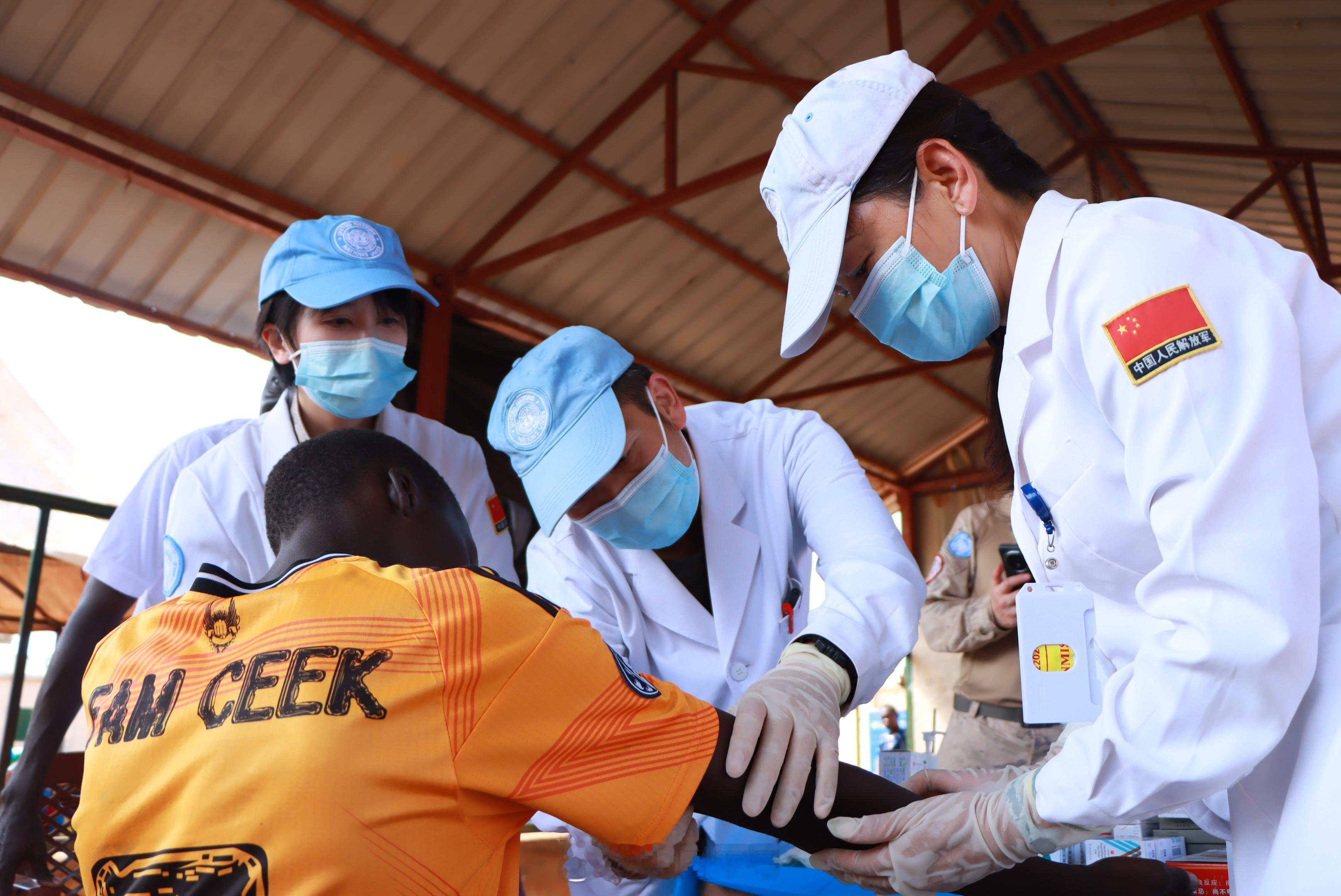 【我第15批赴南苏丹（瓦乌）维和医疗分队开展人道主义援助】近日，中国第15批赴南