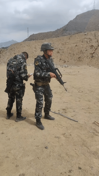 老兵在训练场演示手枪、步枪快速转换射击。
他的动作干净利落，行云流水，看起来已经