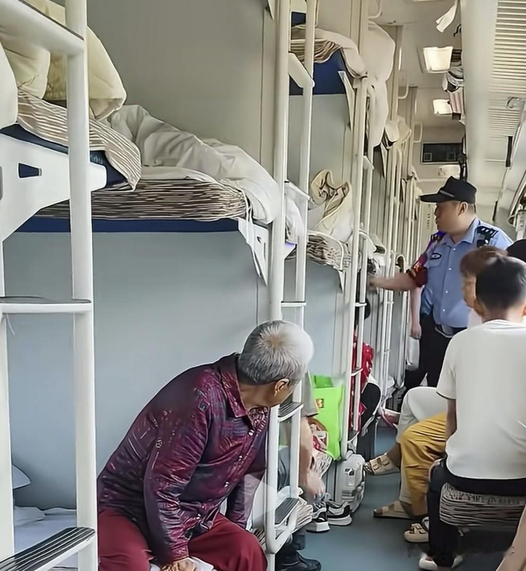“在车上就要守车上的规矩，能坐就坐，不能坐就下去”，火车上两名男性乘客因为一点琐