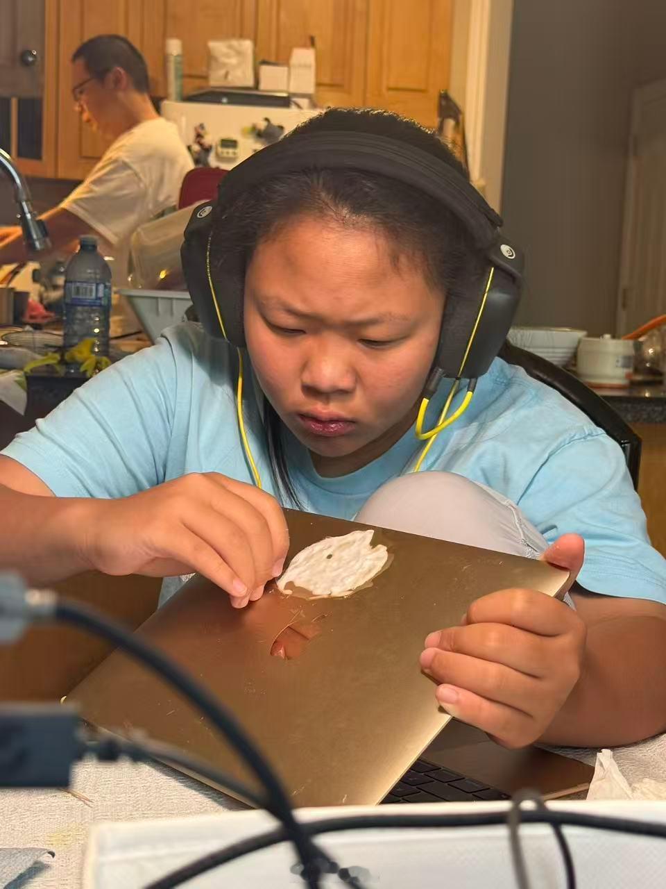 我1万多的笔记本，给米姐在用。她没事就在笔记本上涂胶水，然后，抠胶水玩，那叫一个