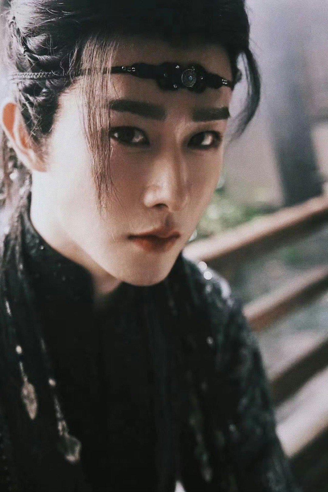 #虞书欣一招手田嘉瑞就蹲下#虞书欣简直是拍照达人，各种拍照她都轻松拿捏然后用来教