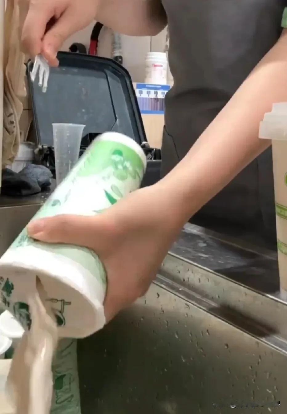 0元购恶果来了！

许多奶茶被店员一杯杯倒进下水道，看得人血压飙升。

原来是抢