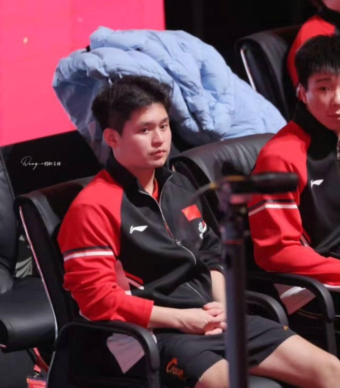 小球传情：王楚钦与马克龙的乒乓之约2025年12月5日的成都，阳光透过四川省体育