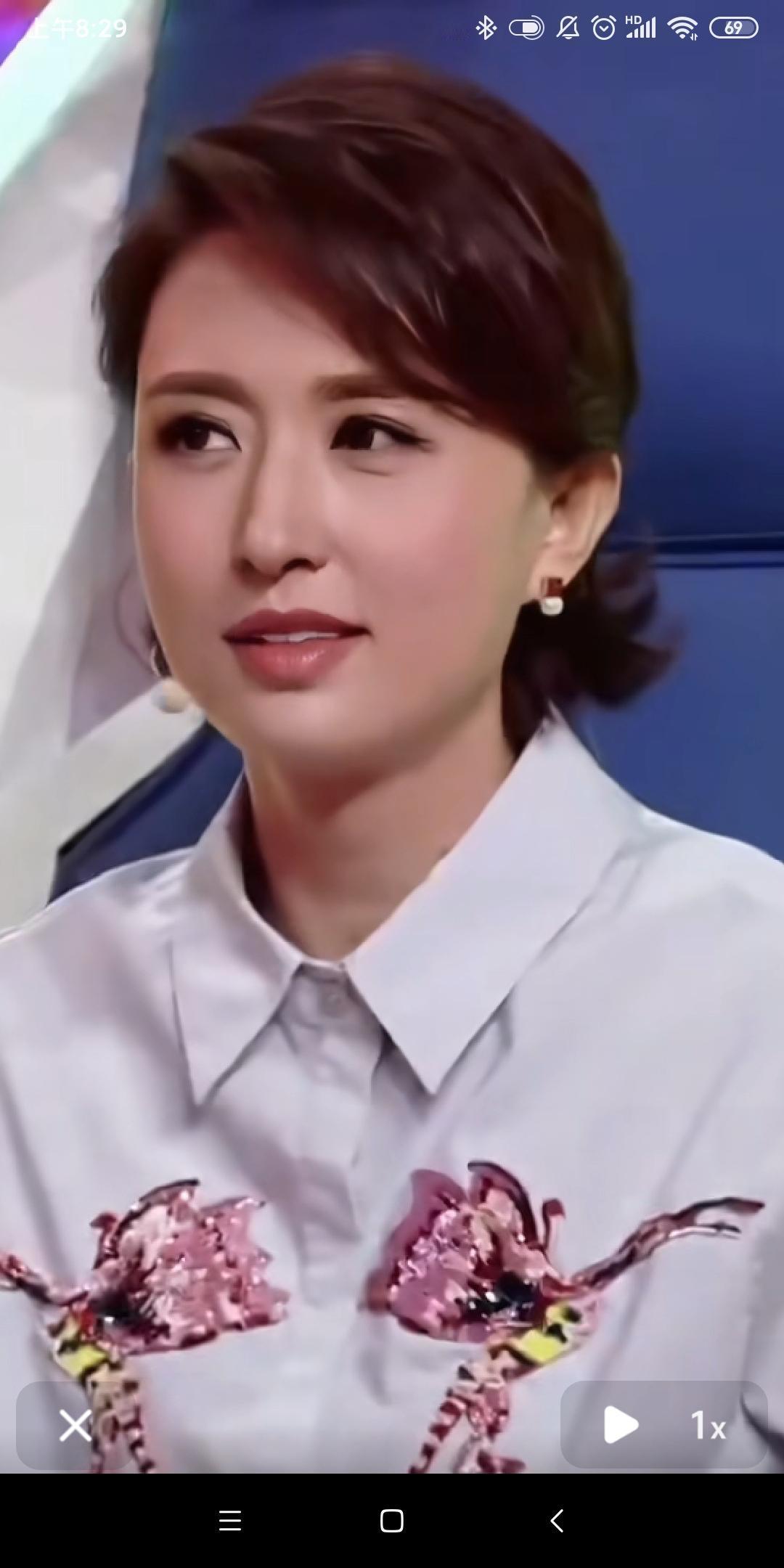 央视美女张蕾，宛如一颗璀璨星辰。她出身山西文艺家庭，以艺术类第一的成绩考入北广，