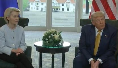 美国参议院民主党领袖查克·舒默猛烈抨击上周末美国与欧盟谈判达成的贸易协议，称其为