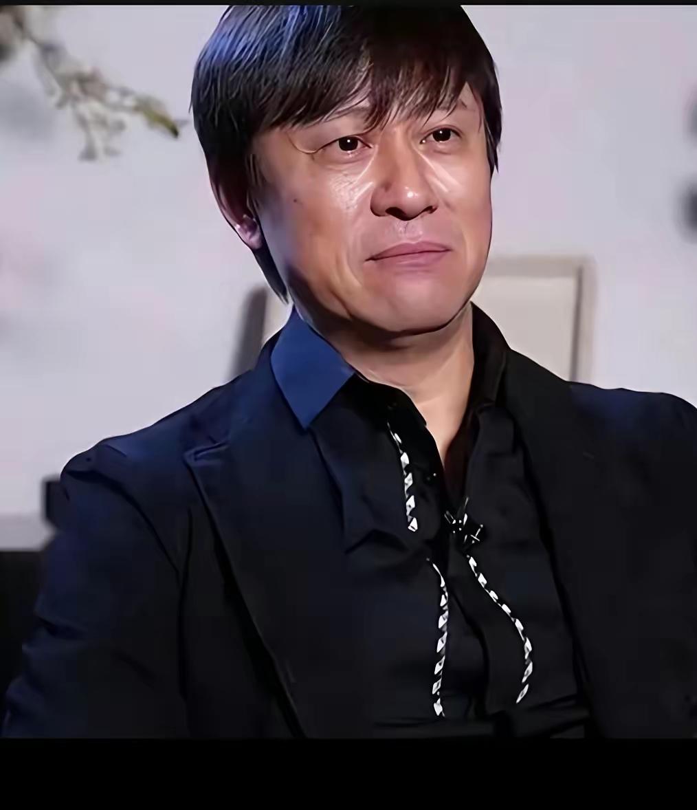 曾经大红大紫的解晓东已经老了！记忆中他潇洒帅气，多次登上春晚舞台，又蹦又跳又唱的