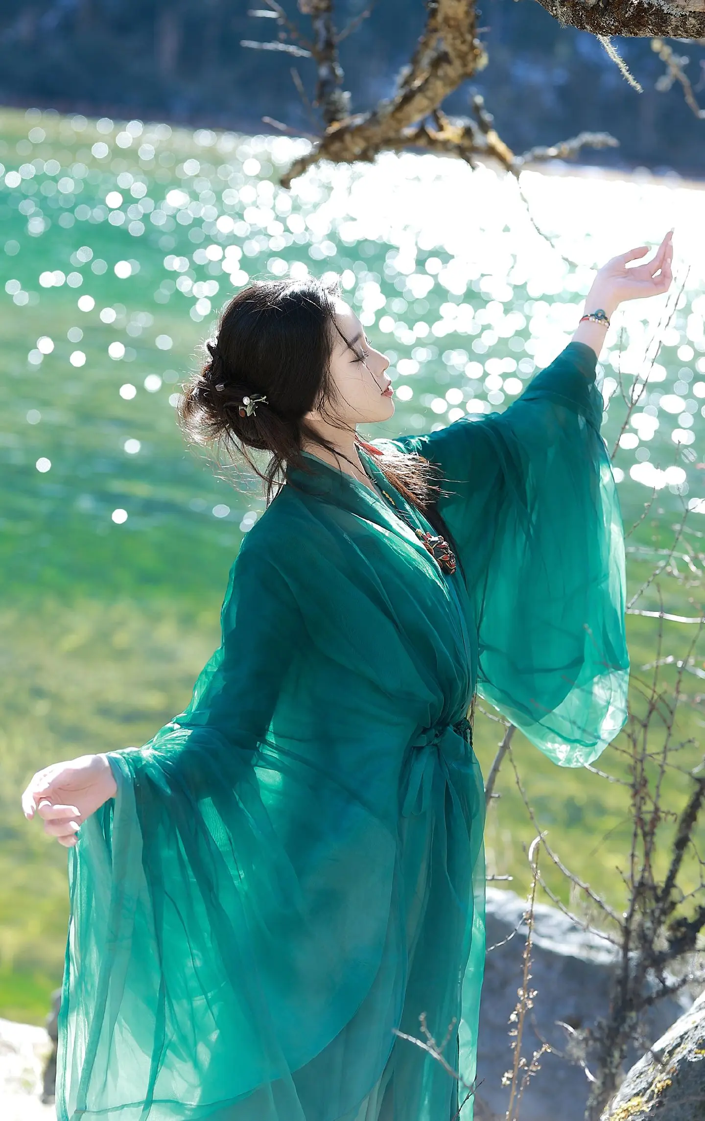 “松花酿酒，春水煎茶。功名半纸，风雪千山。”