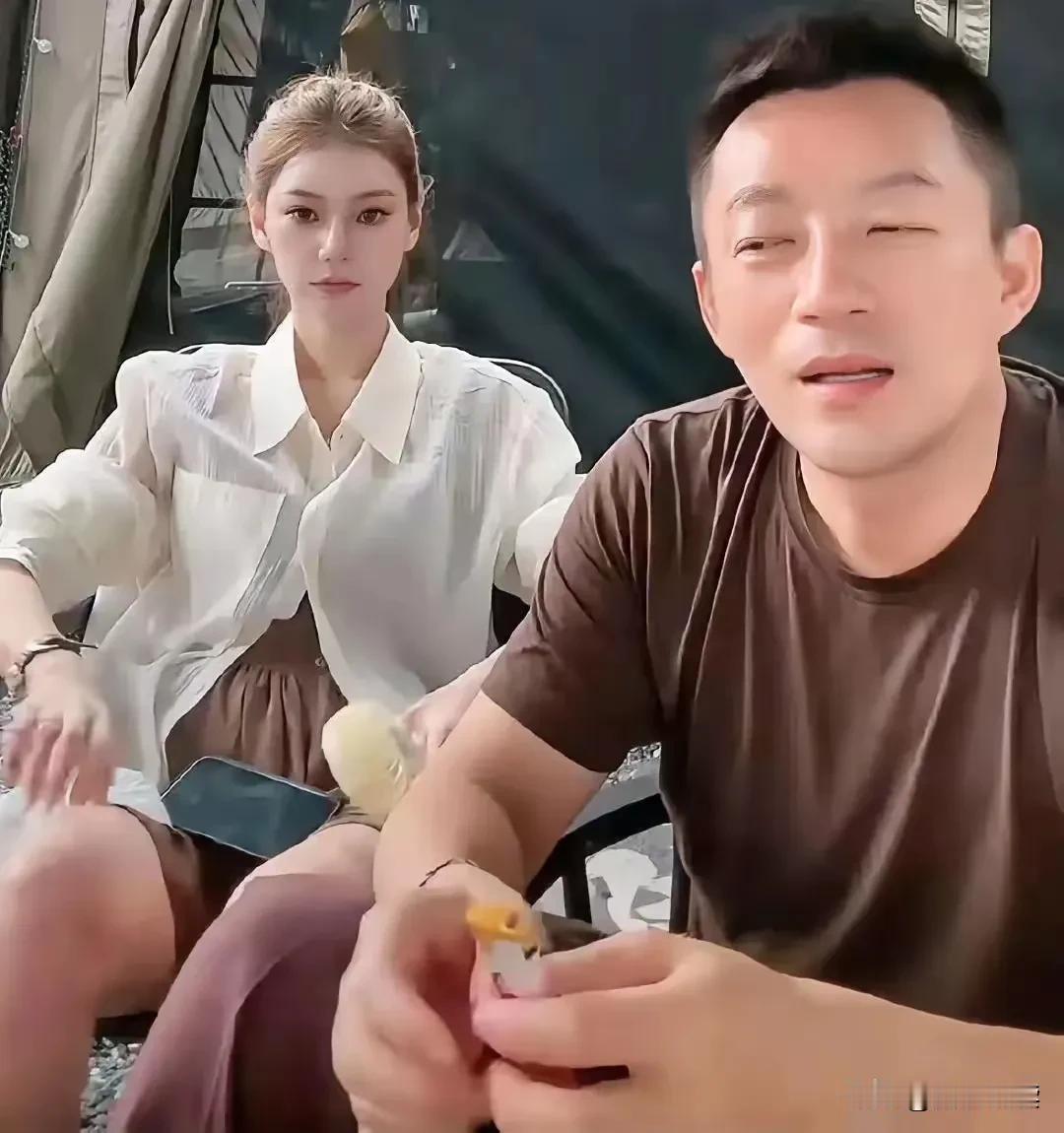 这照片拍得
简直了

汪憨憨蹲在前头
一副随时抬轿的架势

马黄后稳坐后台
双手