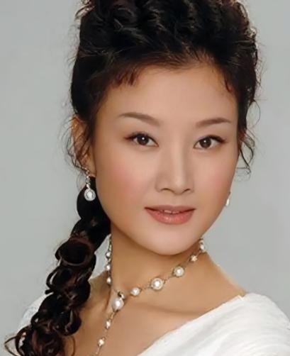 1995年，宋祖英亲手将年仅18岁的同乡漂亮保姆送进牢狱，对方最终获刑整整十二年