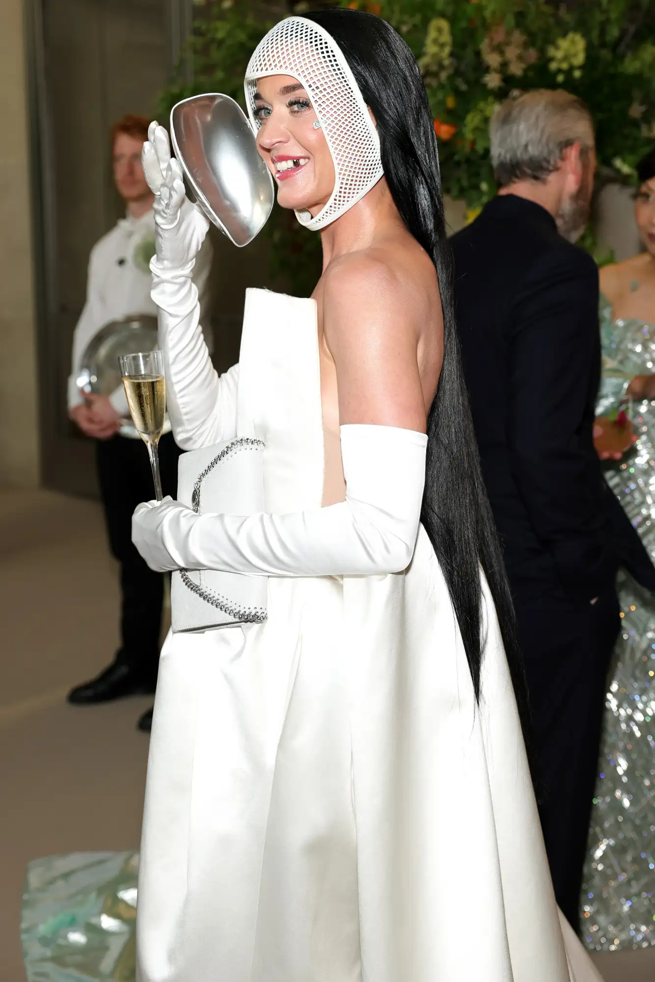 水果姐 Katy Perry 为今天Met Gala造型镶了一颗金牙！ 
