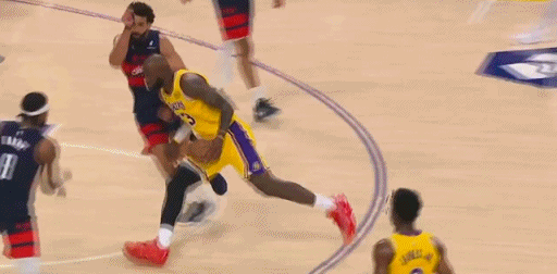 得改！这么大年纪了老詹还爱抱怨！
在今天NBA常规赛湖人对阵奇才的第二节比赛中，