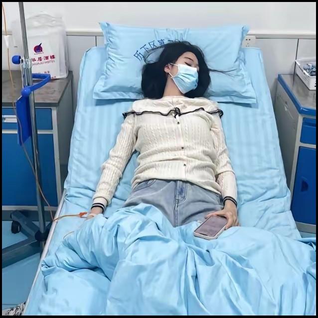 从肛门口到整个结肠，密密麻麻全是息肉，不是几颗，是几百颗，像蜂巢一样铺满整条肠子