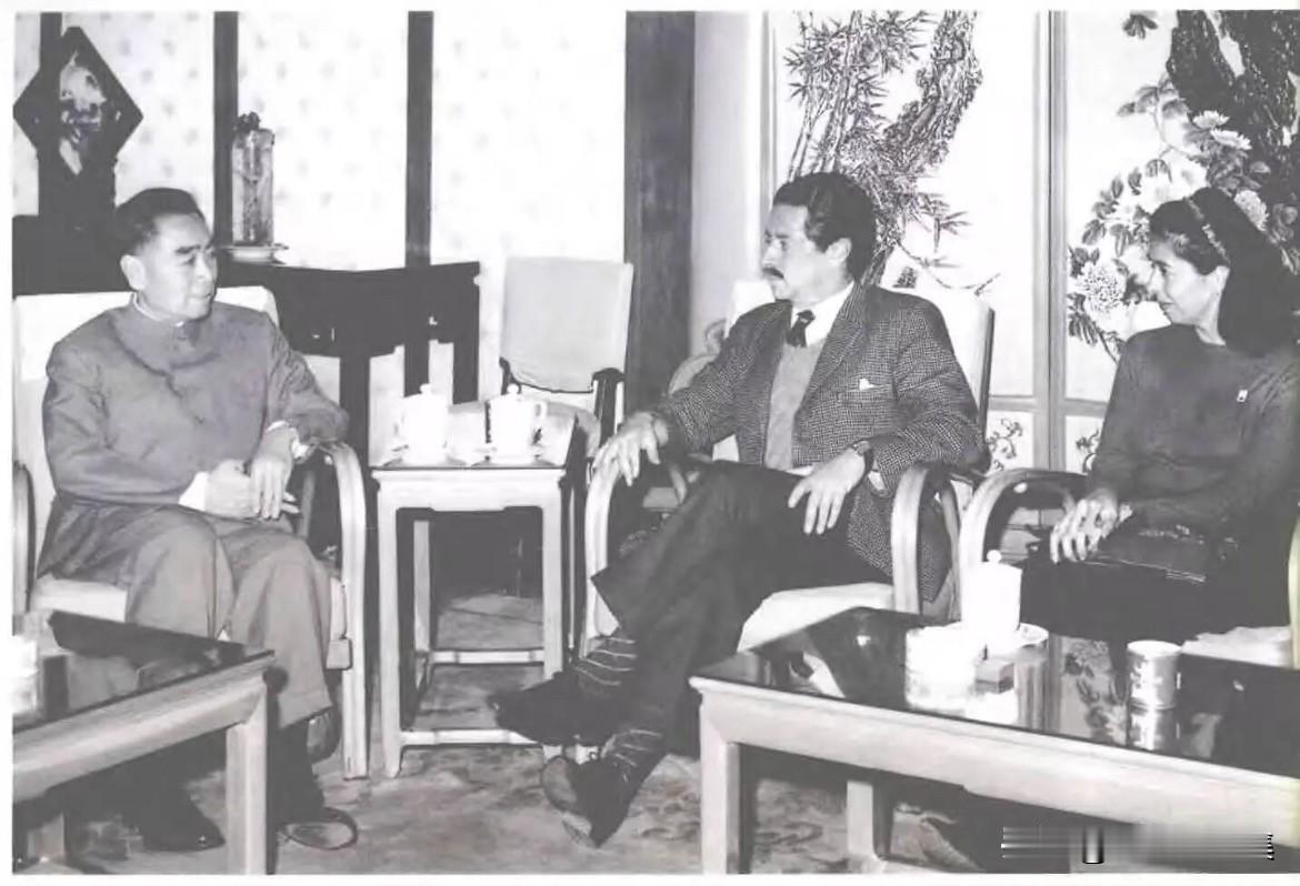 1964年3月21日，周恩来总理在北京会见来访的墨西哥《永久》周刊撰稿人马里奥·