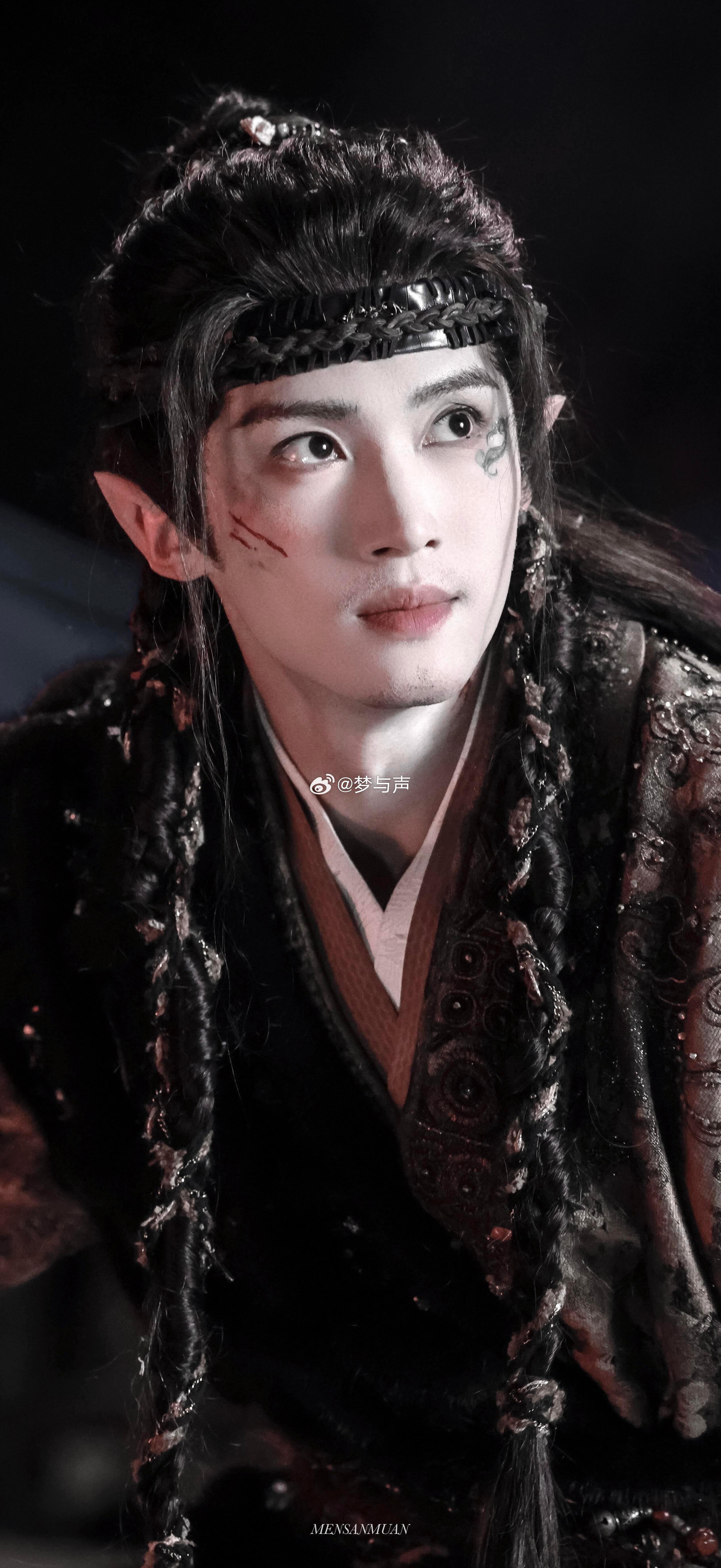 闫桉用眼神区分两个角色太绝了 他在月鳞绮纪里一个人演出了两个灵魂，而且是那种你看