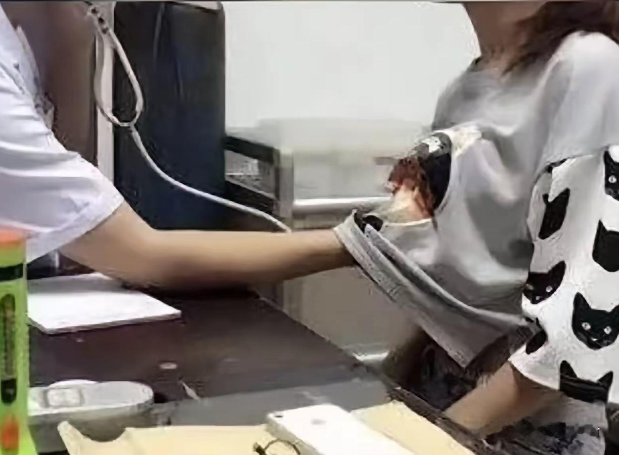 借看病摸胸20多次？穿白大褂的就可以耍流氓？
 
安徽马鞍山这事儿看得人怒火直冒