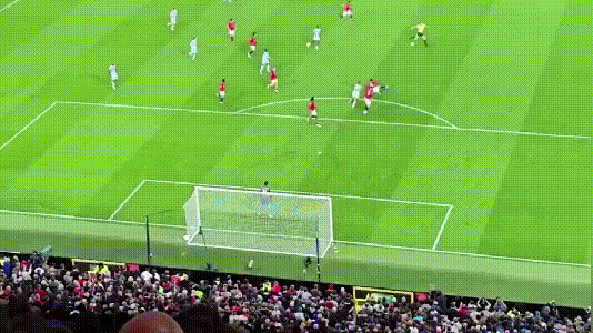 球场老炮！B费的这脚传球，声东击西，在送出助攻之前，一身假动作，误导了防守球员，