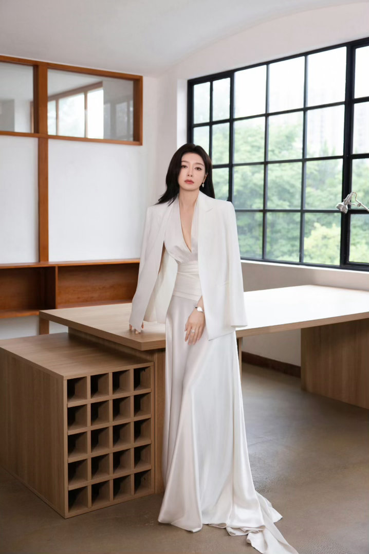 秦岚上班不是让你演女神降临的秦岚雨中撑伞谁能想到上班路透这么出圈，细雨之中秦岚撑
