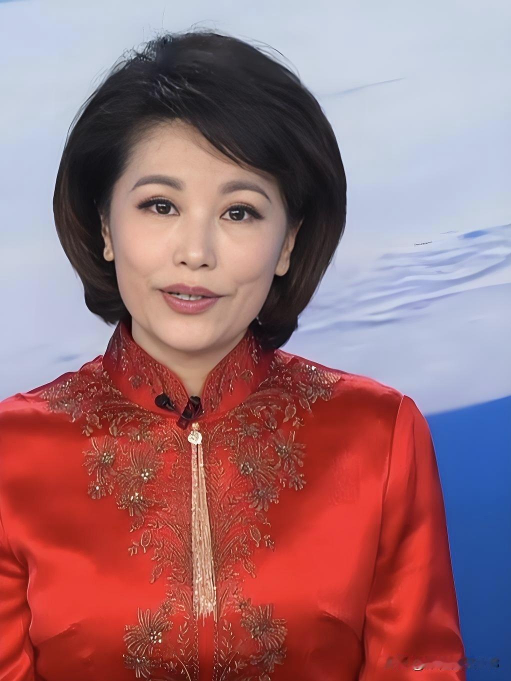 果欣禹端庄大气，专业功底扎实，作为人民日报AI虚拟主播原型，在《朝闻天下》等栏目