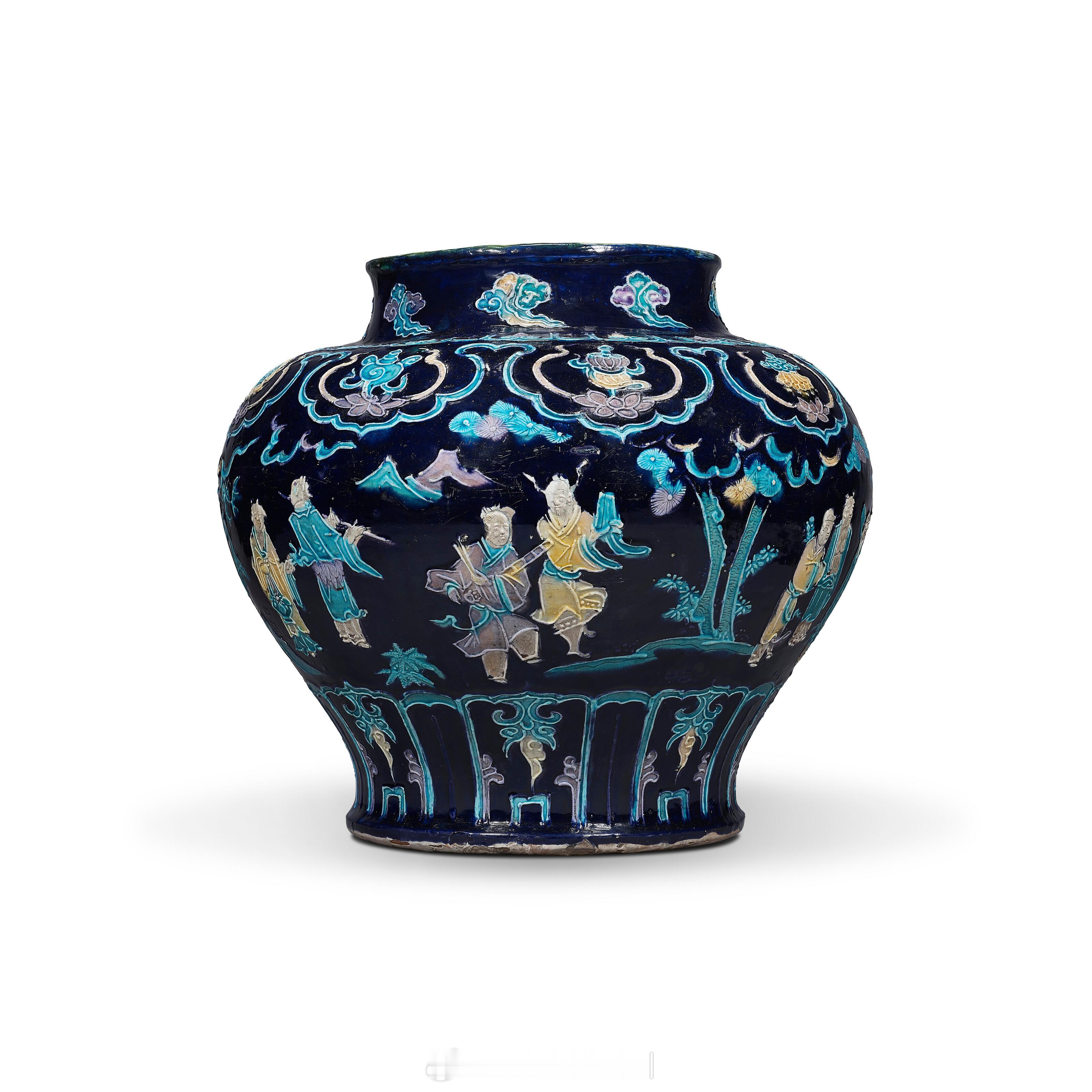 明十五/十六世纪 珐华八仙祝寿图罐珐华运用了壁画使用的沥粉彩绘方法，先在经素烧的