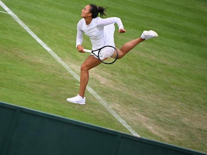 中国金花郑钦文WTA500女王杯首秀时刻
        北京时间2026年6月