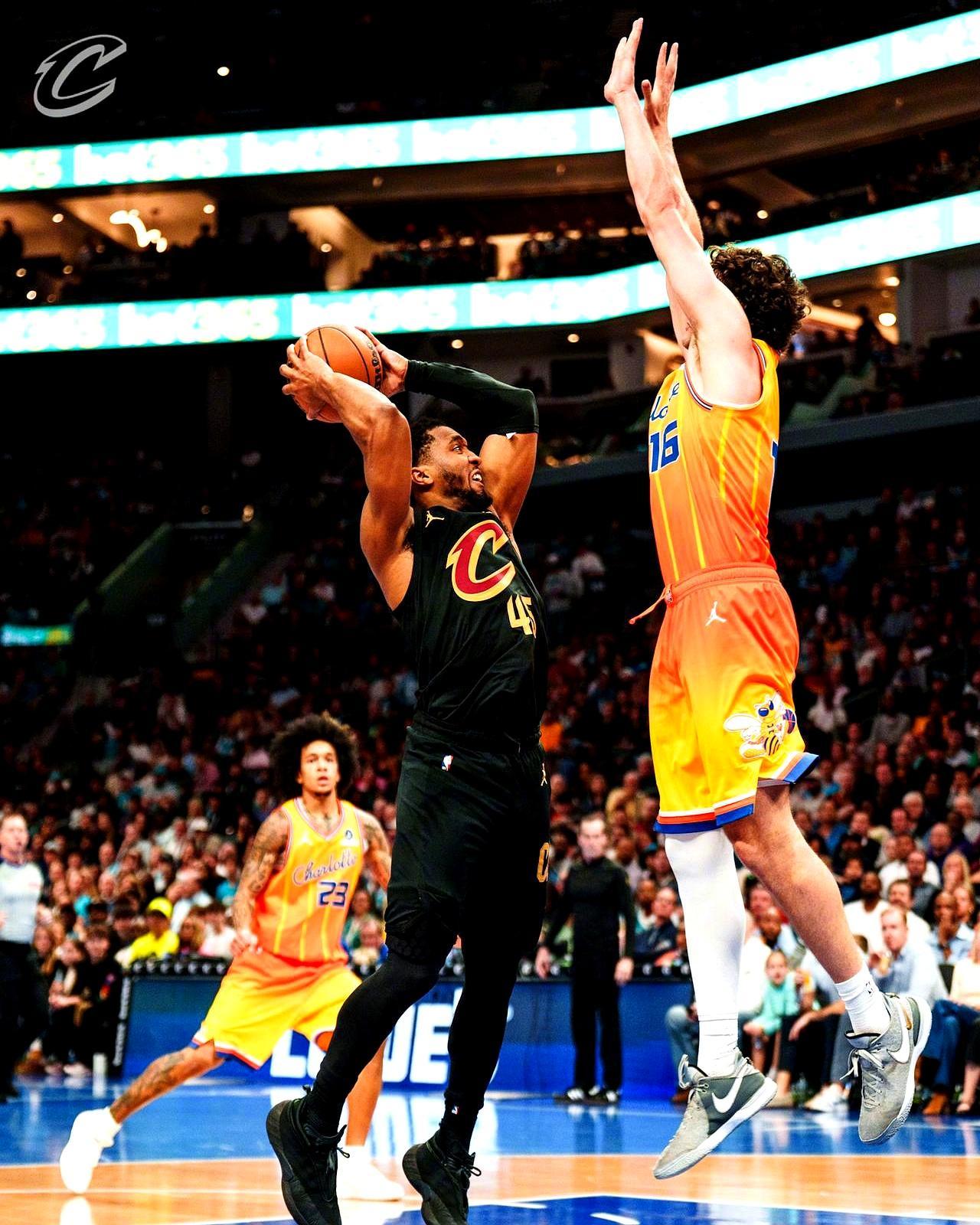 33分的新秀，竟干不过32分的米切尔，黄蜂这球输得太憋屈。
 
末节黄蜂那新秀连