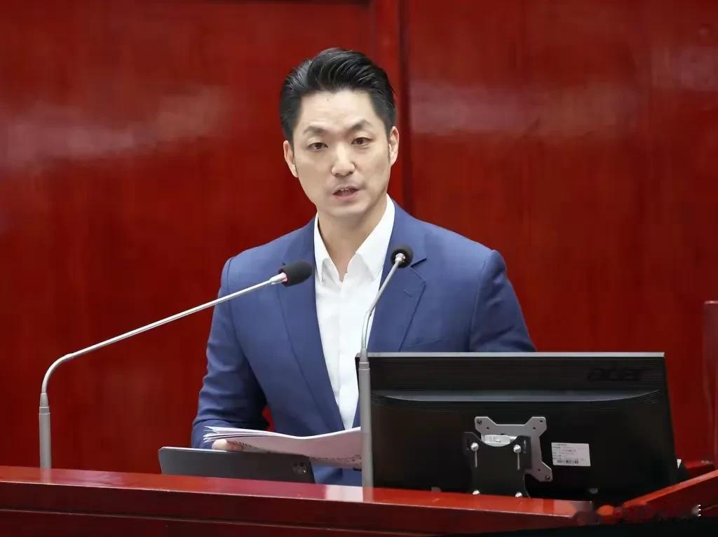 表面光鲜、内里含糊，这就是蒋万安的“双重面孔”。

施政能力值得肯定。 民调显示