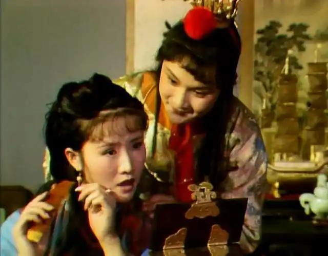 红楼梦有这样一个情节，宝玉见麝月头痒，说：“早上你说头痒，这会子没什么事，我给你