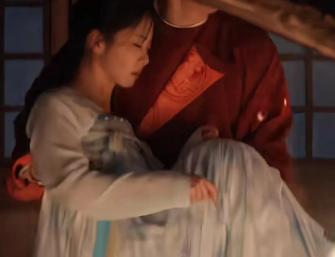 《蜀锦人家》
①季英英（谭松韵）的房间失火，白王（经超）知道后立马去救她，看到有