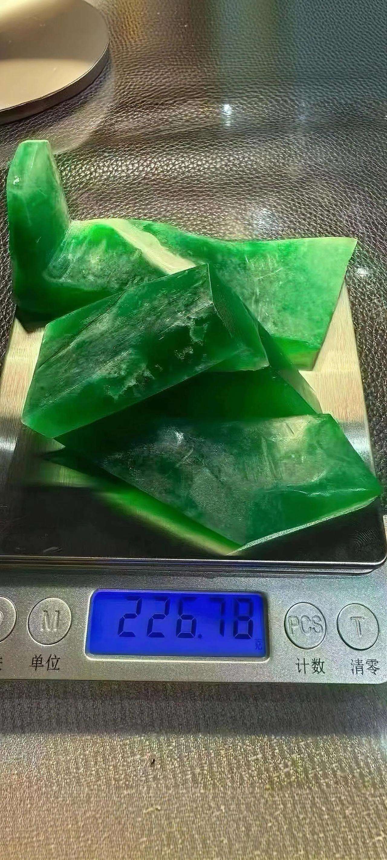 绿疙瘩，四斤半，
一锤怼翻四合院。
绿富美，堆成山，
摸完直接去要饭，
看一眼，