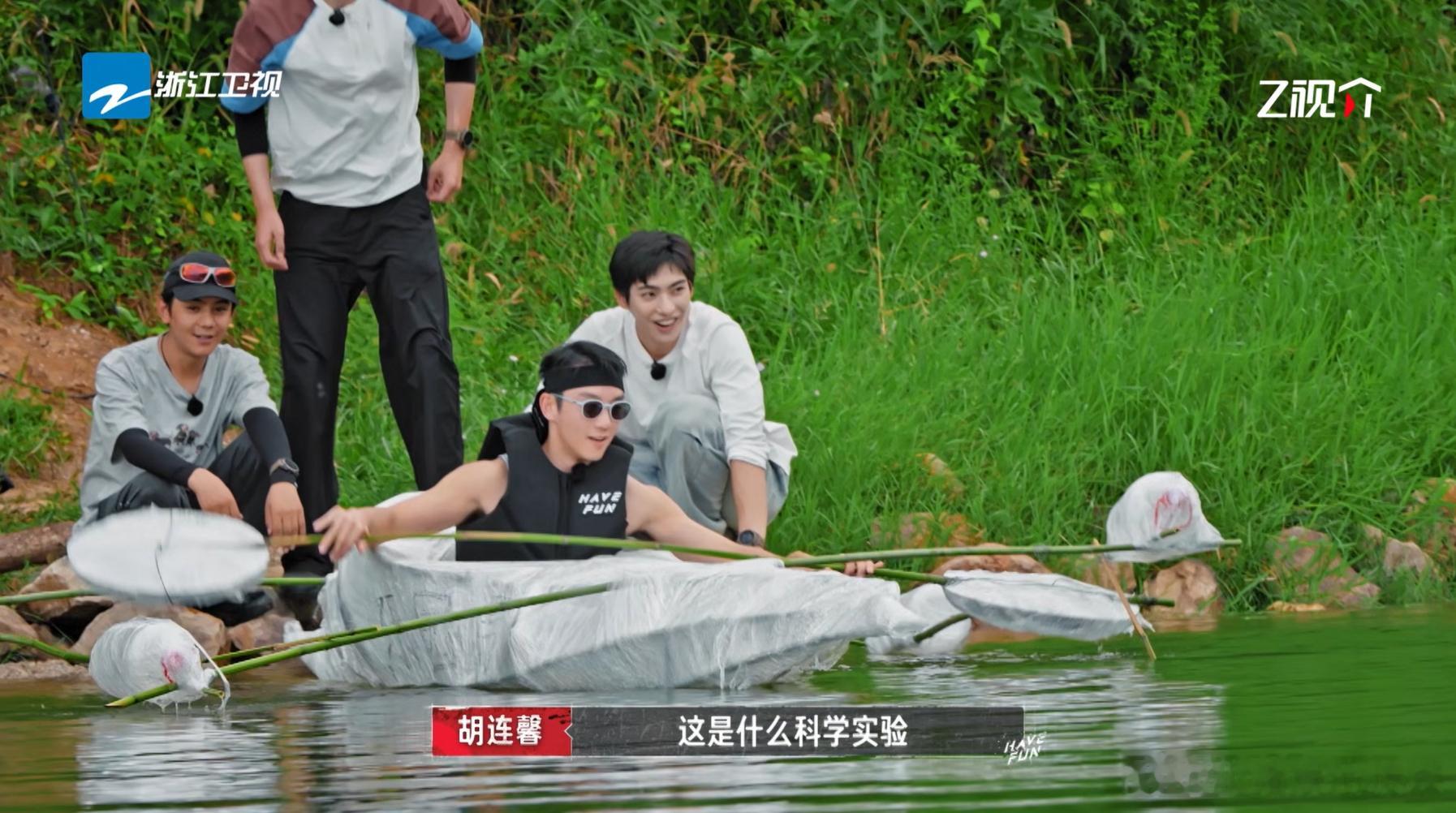 郑恺用保鲜膜做船为什么能成功嗨放派郑恺用保鲜膜造船的创意真的是让人拍手叫好。他通