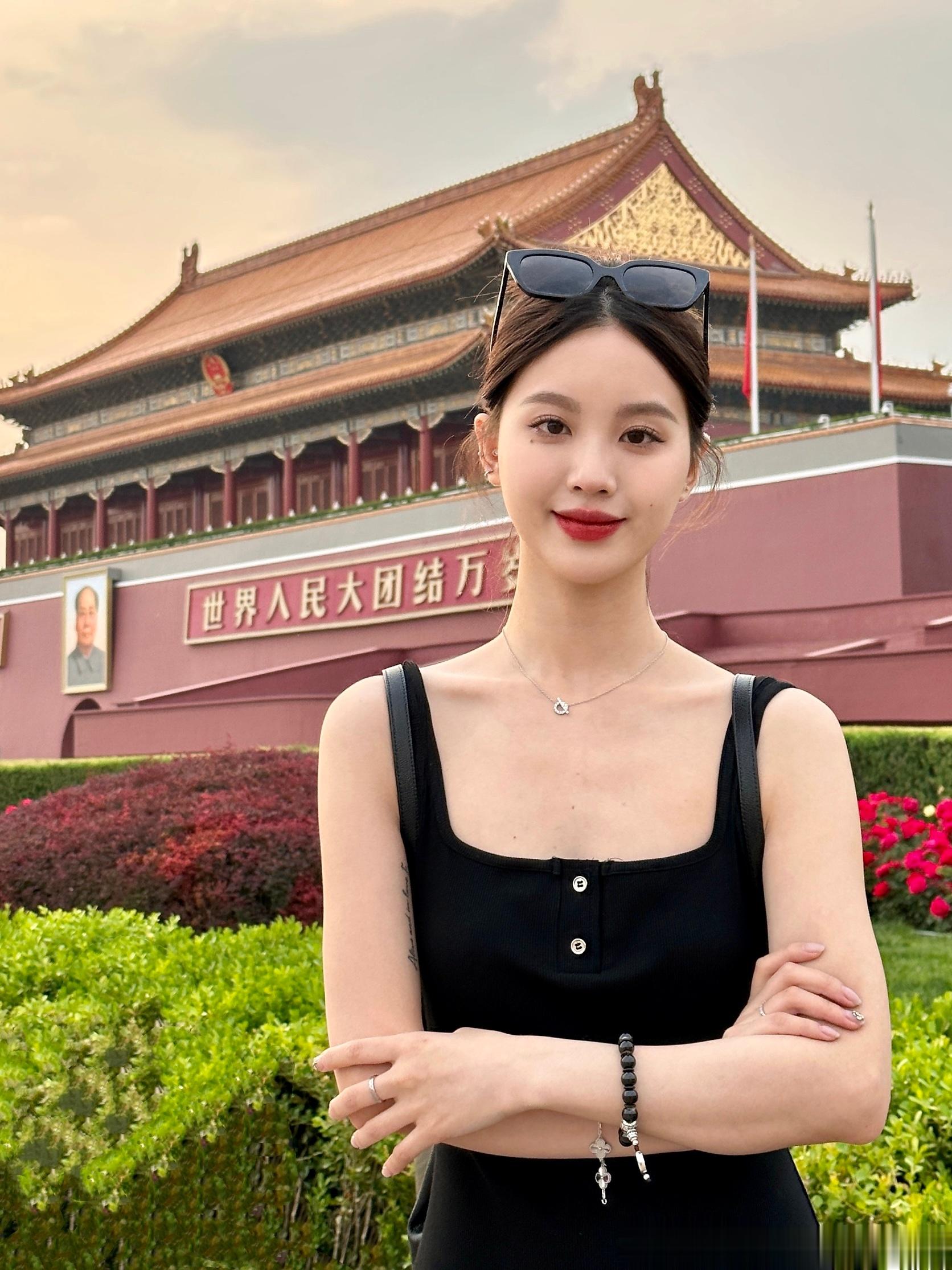 幸福，不能强求不能强求你赞美那片灿烂的云在水里消失如同一张动人的脸在记忆里模糊不