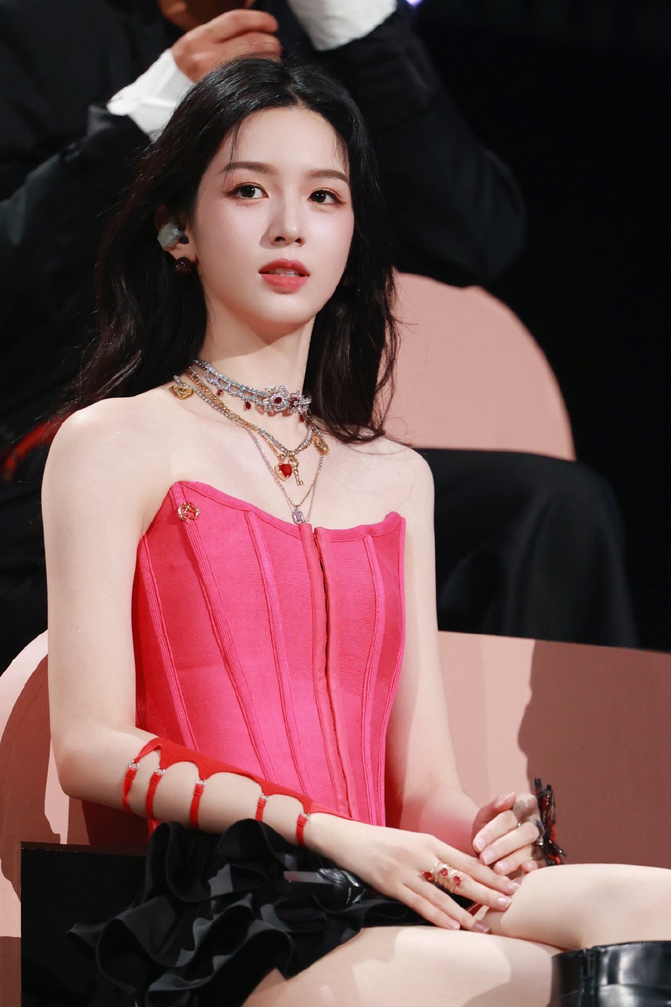 那年那天热搜是周也女团风周也谢清圆