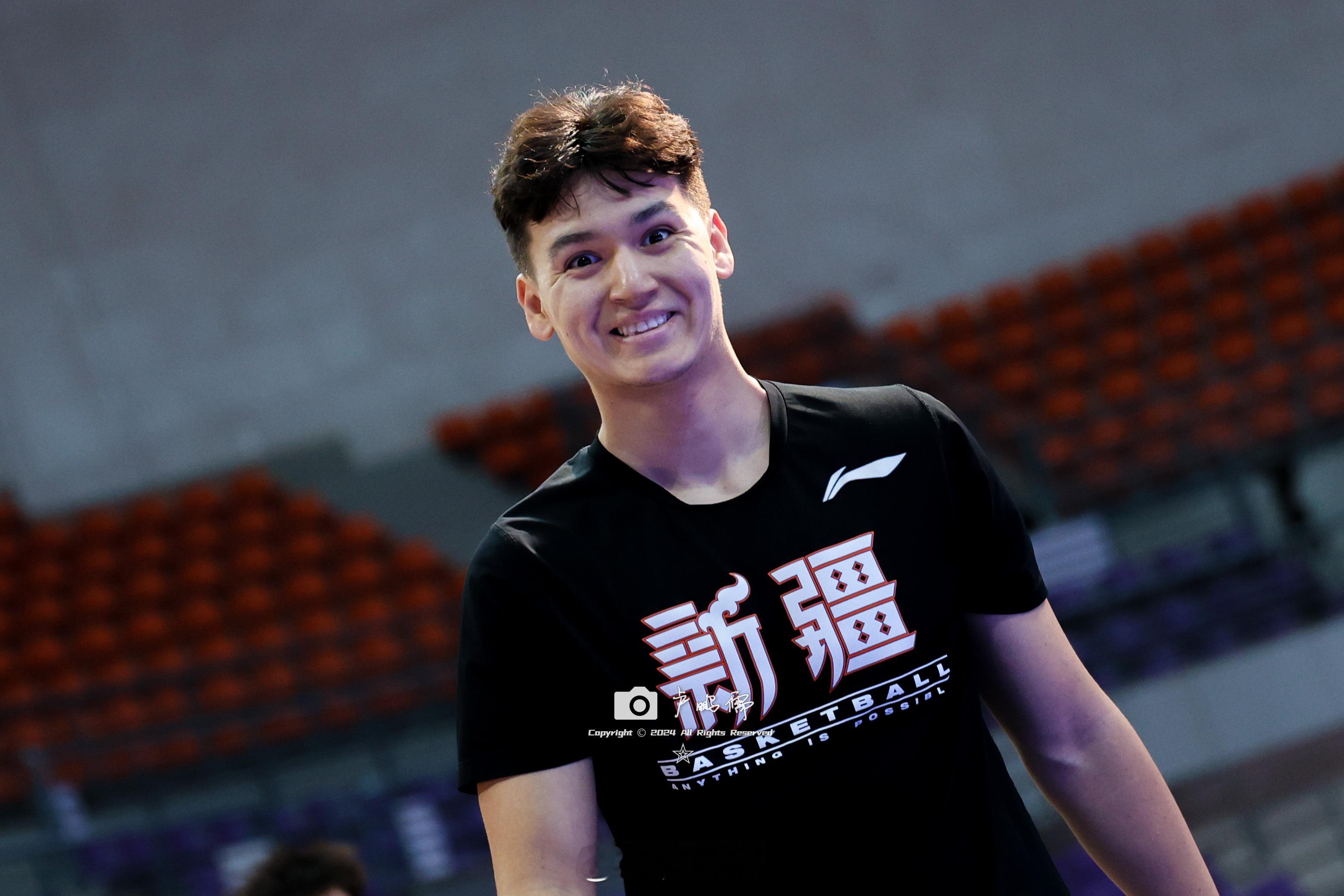 上一秒：对着镜头笑嘻嘻下一秒：假装深沉[思考]#有篮无界心潮无限##伊力福拉提#