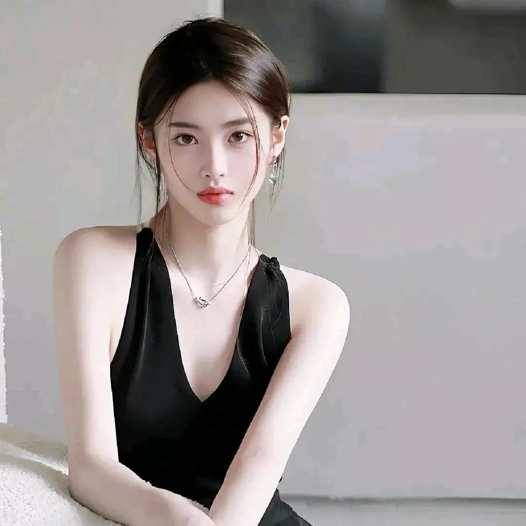 优雅黑裙，气质满分，心动一刻！气质黑裙 气质黑裙搭配 气质吊带黑裙 轻奢时尚黑裙