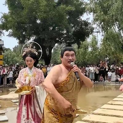 十万块出场费，朱之文这次真没按常规来。河南开封万岁山武侠城那场演出，合同写得明白