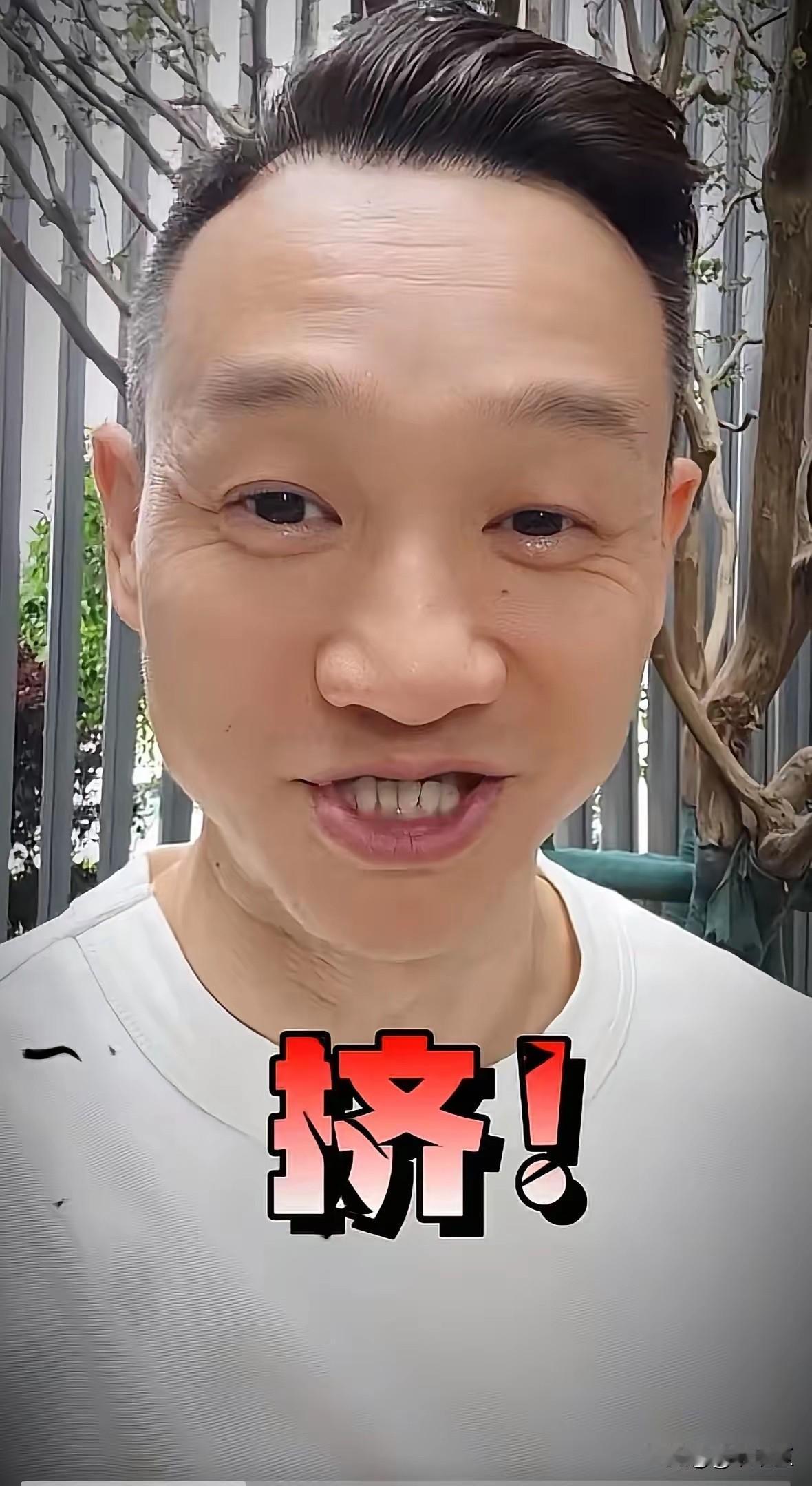 奥运冠军杨威说儿子在香港租的房子到期了，这次一家六口住在这四十多平房子里，日常起