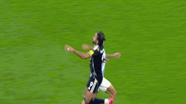 曼城踢利兹这场，格瓦迪奥尔的操作直接看傻球迷！明明能用身体优势卡住对方，非要禁区