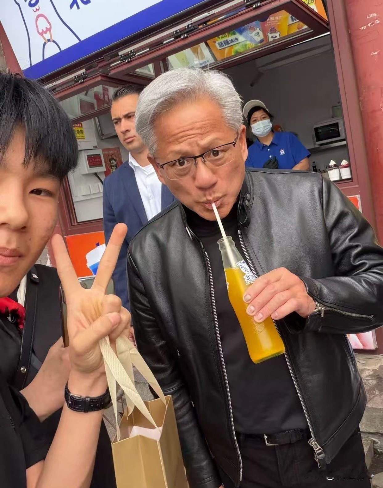 老黄的子女会接班吗？大人物还是不像咱们那些小老板，咱们这些私营企业小老板，喜欢一